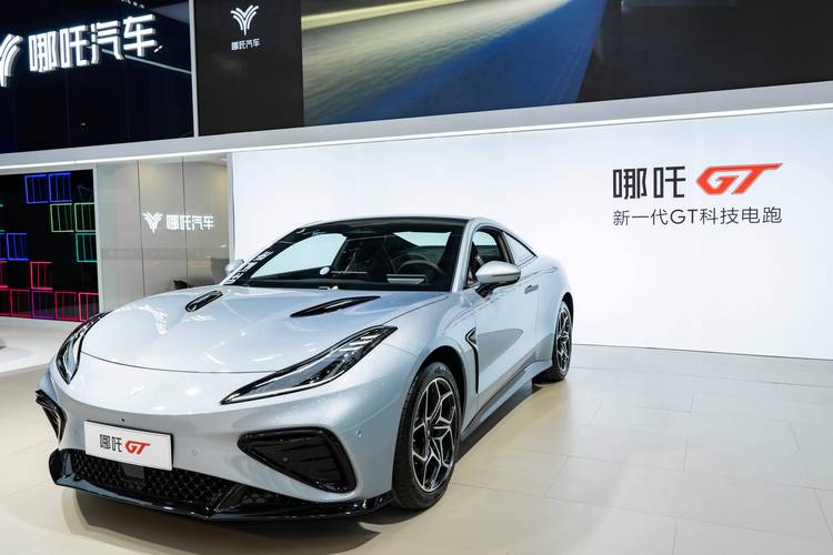 惠州138哪吒汽车在智能汽车领域的表现，领途汽车在新能源汽车市场中的影响力